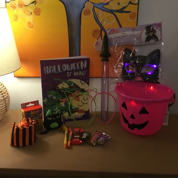 New 8 Piece Halloween Bucket for a Girl 6+ years old - Picture 1 of 4